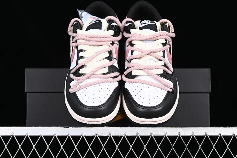 All Categories Nk SB Dunk Series Nk SB Dunk Low Low-top sneakers Nk Dunk Low Black Rose Thoughts Cloth patch Rope shoelaces Girls Sweet cool style SB strap low-top casual sneakers CW1590-100